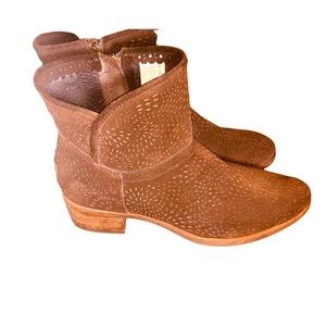 UGG AUSTRALIA BOOTS WOMEN’S SIZE 9 SUEDE